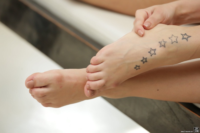 Barefoot Close-Ups and Foot-Focused Teasing - photo 12