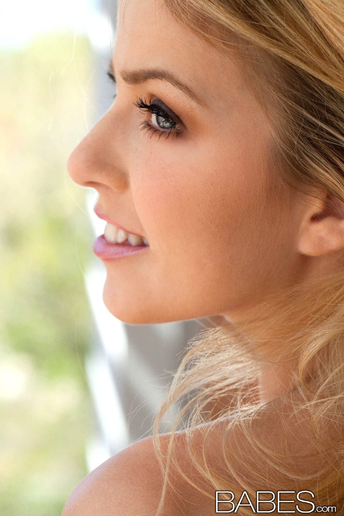 Gorgeous Abigaile Johnson photo 6