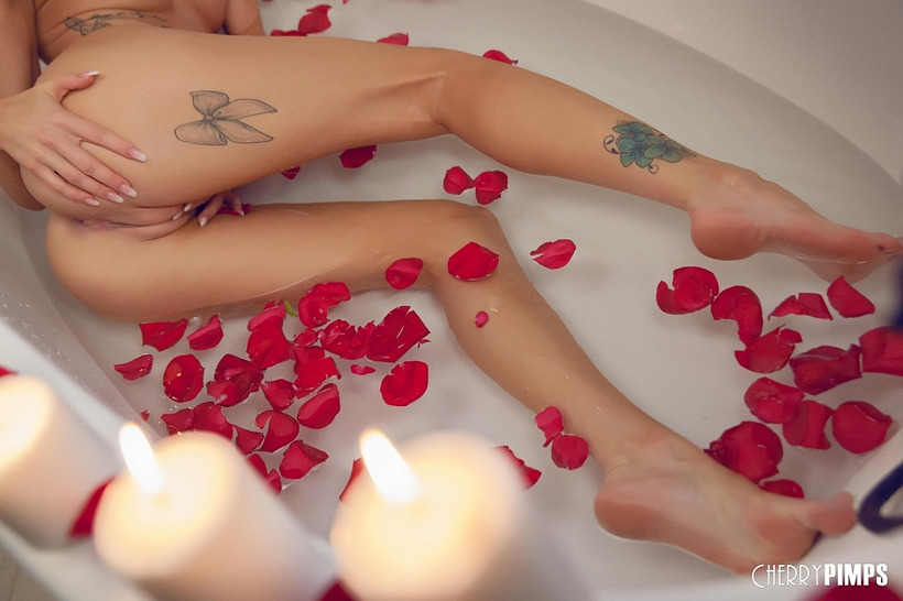Roses Really Get Emma Wet photo 6