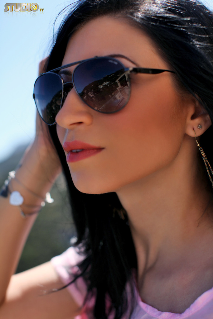 Busty babe Lilly Roma takes off her pink shirt 04