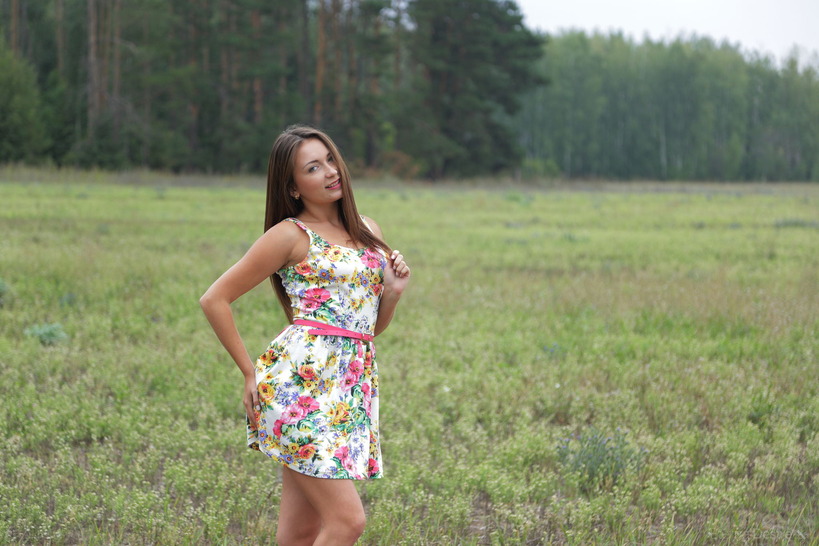 Alexa Day Teen Model | Outdoors Posing Around The Pole Nude Gallery 01