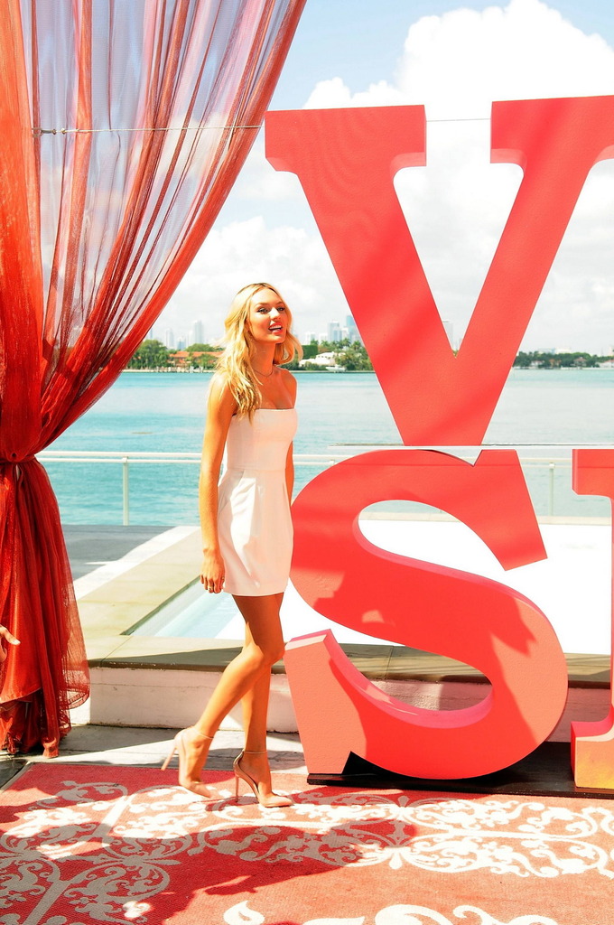 Candice Shows Beautiful Brown Legs photo 13