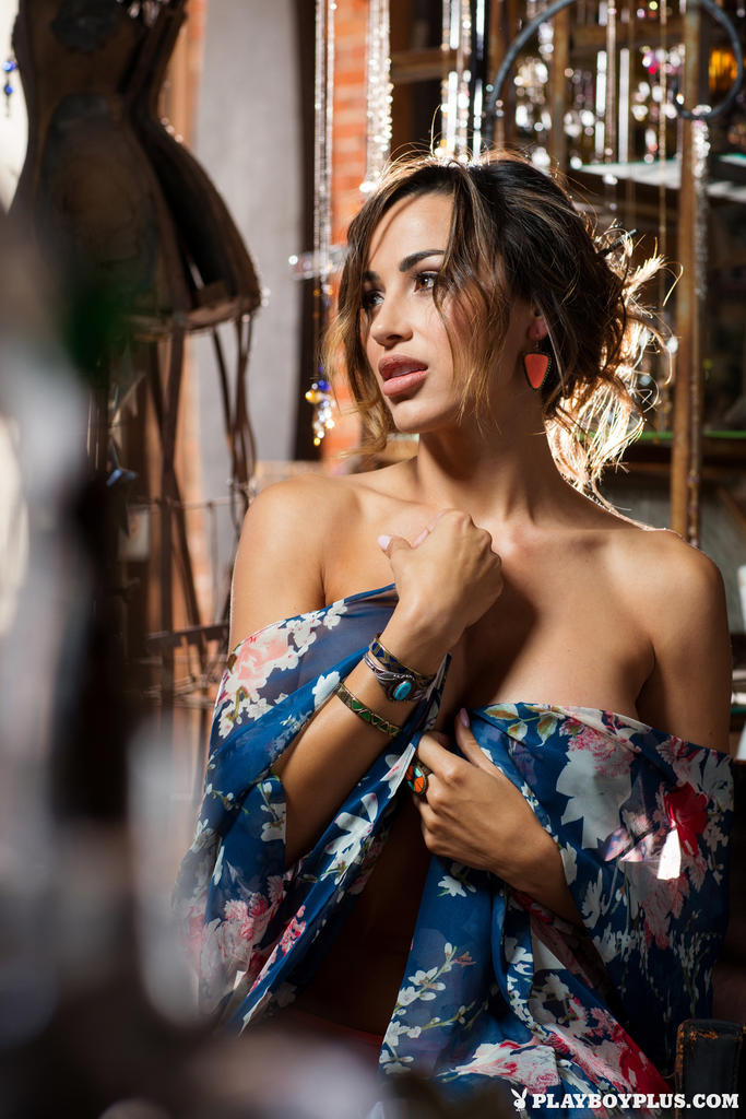 Ana Cheri Garcia shows her perfect Body 00