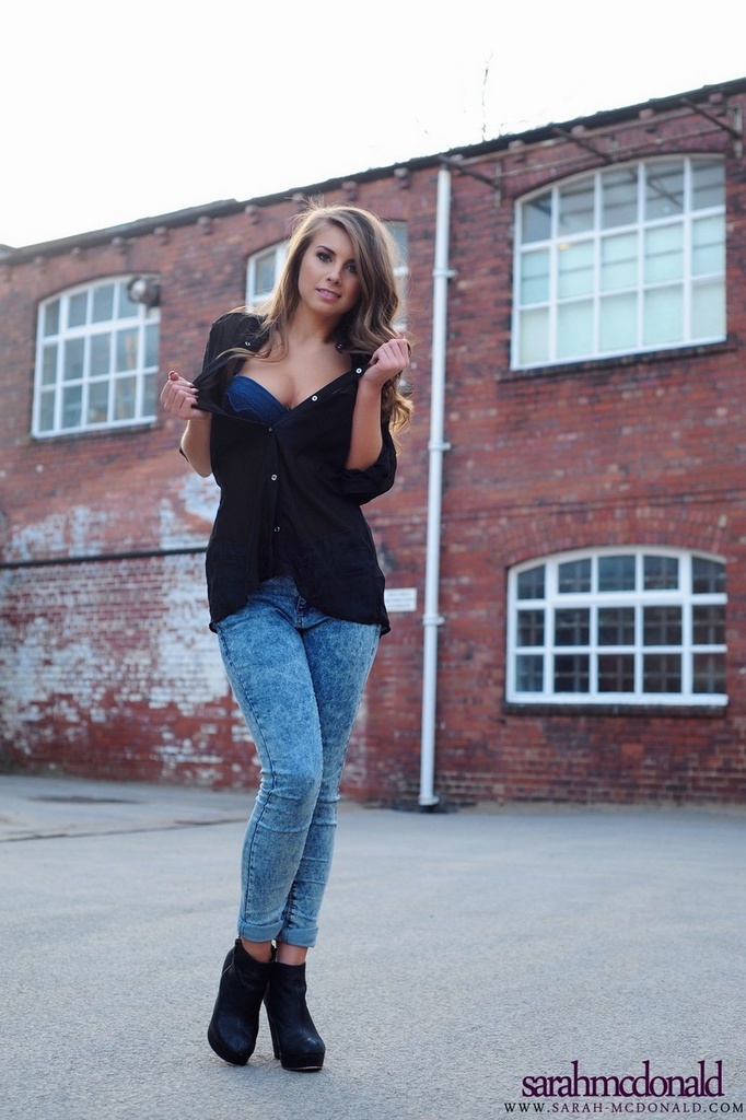 Sarah McDonald Drops Her Tight Jeans 01