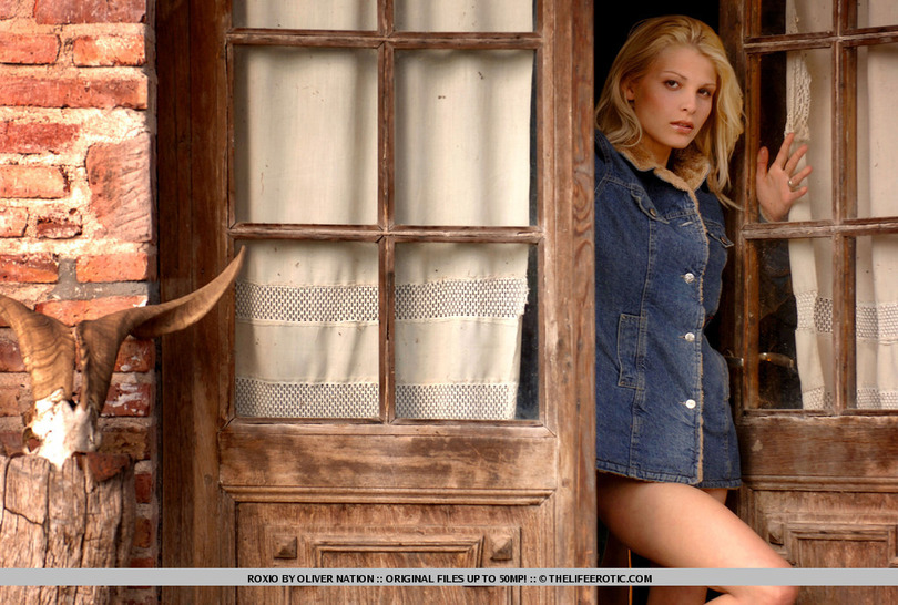 Busty blonde girl Roxio  with ever-erect nipples by the door 04