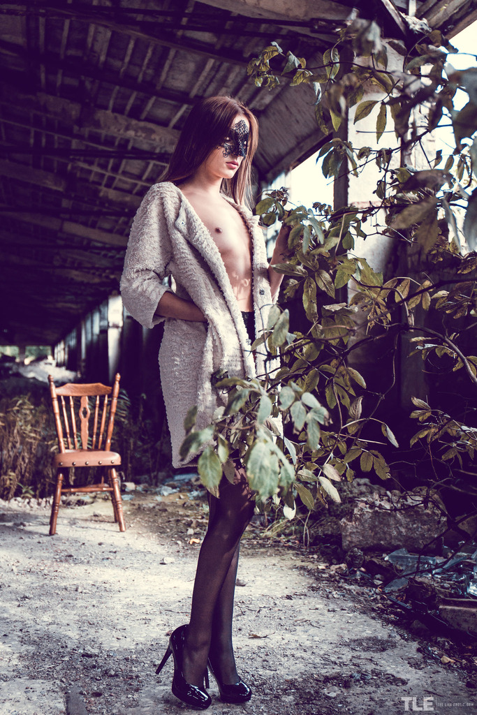 Masked Nude Portraits in an Abandoned Interior - photo 2